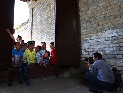 老宅里的欢笑声