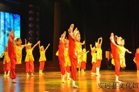 “心中的偶像筑成我的梦”主题班会文艺晚会（叶永恒摄）~1